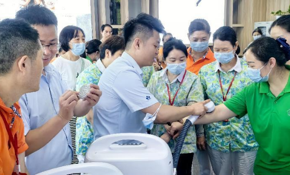 深圳市养老护理院引进新型助浴机促养老品质提升